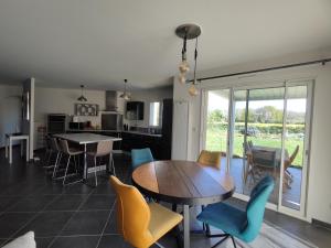 a kitchen and dining room with a table and chairs at Villa Melloco in Varilhes