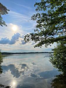 a view of a lake with the sun in the sky at Jagdstube in Prezelle