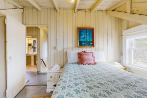 a bedroom with a bed and a window at Bayfront cottage with fantastic views & minutes to downtown - Dog-friendly in Boothbay Harbor