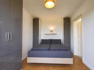 a bedroom with a bed with a blue bedspread at Kiek ut in Stein