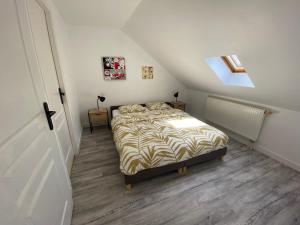 a small bedroom with a bed in a attic at Nid Douillet in Forbach