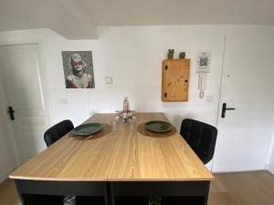 a wooden table in a room with chairs around it at Nid Douillet in Forbach