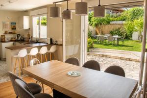 a kitchen and dining room with a table and chairs at Le Forest - Saint-Cyr-l'École in Saint-Cyr-lʼÉcole