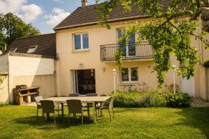 a table and chairs in the yard of a house at Le Forest - Saint-Cyr-l'École in Saint-Cyr-lʼÉcole