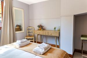 a bedroom with a desk and a bed with towels at Spacious One-Bed Apartment in Chester in Chester +14 photos
