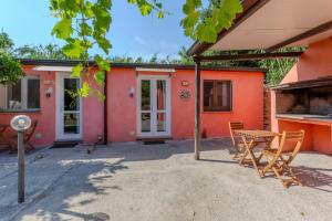 a patio with a table and chairs in front of a house at L'Agrumeto domos in Teulada