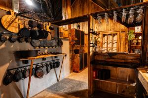 a kitchen with wooden walls and a stove with pots and pans at Alma de campo - hospedagem para casais e famílias e amigos in Rio Rufino +71 photos