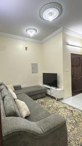 a living room with a couch and a flat screen tv at رابغ in Rabigh