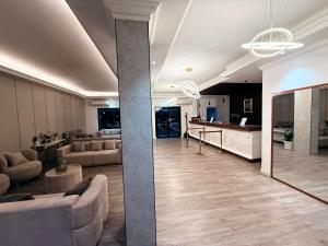 a large living room with couches and a kitchen at Al Barka Palace Hotel in Ma‘ābīlah