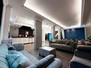 a large living room with couches and a kitchen at Al Barka Palace Hotel in Ma‘ābīlah
