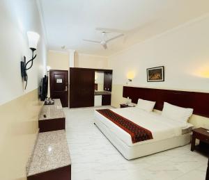 a bedroom with a large bed in a room at Al Barka Palace Hotel in Ma‘ābīlah