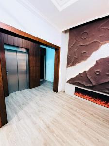 an empty room with a large painting on the wall at Al Barka Palace Hotel in Ma‘ābīlah +2 photos
