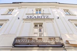 ein Hotel- und Residenzschild an der Seite eines Gebäudes in der Unterkunft SKARITZ Hotel & Residence in Bratislava