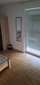 an empty room with a window with a window blind at Rooms & Apartments Schwäbisch Gmünd in Schwäbisch Gmünd