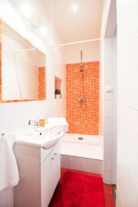 ブダペストにあるAnker Apartment at Deák Sq.の白い洗面台とシャワー付きのバスルーム +17枚の写真