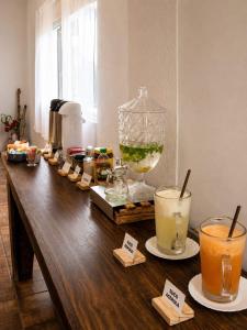 a wooden table with a fish bowl and drinks on it at Pousada Chafariz in Pirenópolis