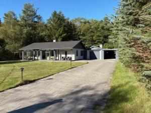 a house with a driveway in front of it at Sommerhus i Hals in Hals