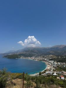 Blick auf eine Stadt und ein Gewässer in der Unterkunft Solemare in Himarë