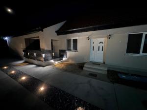a view of a house at night with lights at Apartmani L&V in Kula