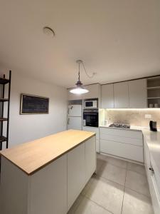 a kitchen with white cabinets and a wooden counter top at DUPLEX Parque in Azul