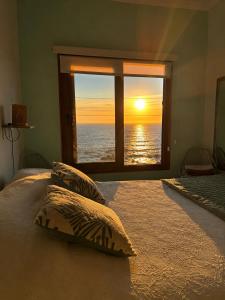 a bedroom with a bed with a view of the ocean at Casa Vista Pacífico in Concón