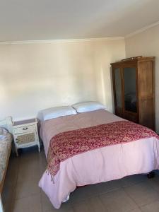 a bedroom with a bed and a dresser next to a bed sidx sidx sidx at Depto Candioti excelente ubicación Aire Calefacción Wifi in Santa Fe