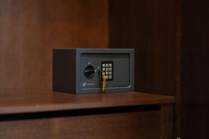 a microwave on a table with a yellow cord plugged into it at Ad Maiora Elegant Rooms in Palermo