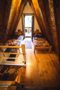 two beds in the middle of a room at Poscenje in Šavnik