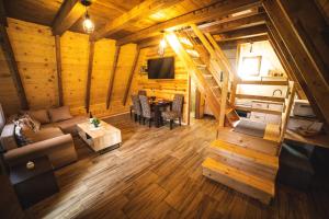 an overhead view of a living room in a log cabin at Poscenje in Šavnik