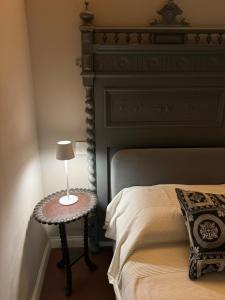 a bedroom with a bed and a table with a lamp at Villa Lu alloggio con idromassaggio e piscina in Carignano