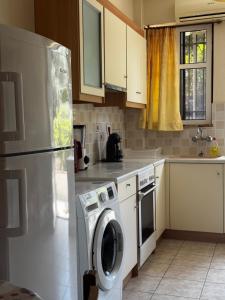 eine Küche mit Kühlschrank und Waschmaschine in der Unterkunft Karfas Hideaway in Karfás