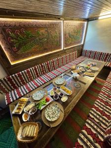 a table with plates of food on top at Geyikli Konak in Mudurnu