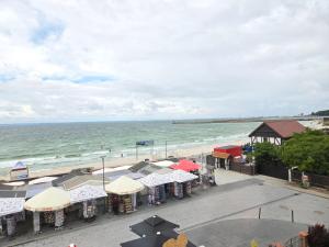 a view of a beach with umbrellas and the ocean at Apartament Gruba Foka in Hel