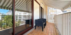 a balcony with chairs and a view of a building at Le Balzac - 2 Chambres - Balcon in Tours