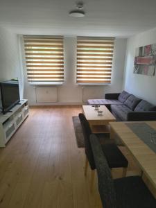 a living room with a couch and a tv at Schickes Apartment in Herten