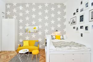 ブダペストにあるKlauzál33 Apartmentsの子供用ベッドルーム(壁に星付)