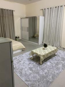 a living room with a table and a mirror at غرف سكون Vip للأجار اليومي والاسبوعي in Al Khawḑ