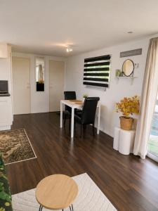 a living room with a table and chairs in a room at RB&B in the NOP in Bant +5 photos