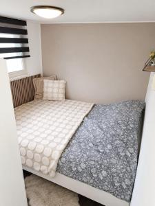 a small bedroom with a bed in a room at RB&B in the NOP in Bant