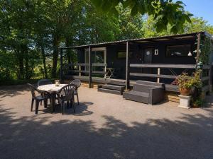 a patio with a table and chairs and a house at RB&B in the NOP in Bant