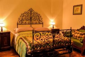 1 dormitorio con 1 cama, 2 lámparas y 1 silla en Cascina Folletto en Novi Ligure