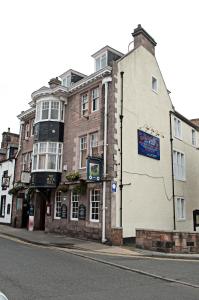 um edifício ao lado de uma rua em The Black Bull inn em Wooler