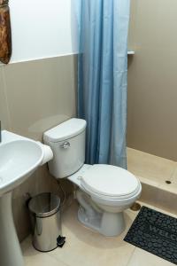 a bathroom with a toilet and a sink at Mar de Jade in Colán