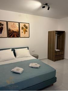 Llit o llits en una habitació de Royal Vinea Suites A