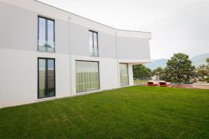 a white house with a green lawn at Hilltop Villa Tirana in Mjull-Bethore