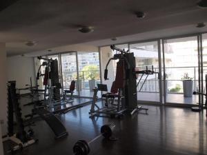 um ginásio com várias máquinas de piso numa sala em M Montt Las Condes em Santiago