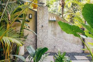 a garden with a stone wall and plants at Casa de Mono Bocas in Big Creek