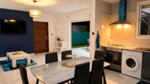 a kitchen and dining room with a table and chairs at Coeur A 2 in Macouria