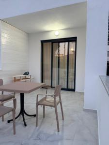 a dining room with a table and chairs at Coastal Pine Appartment in Golem