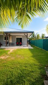 a house with a green lawn in front of it at Coeur A 2 in Macouria